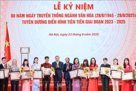 越共中央总书记苏林和文化体育旅游部部长阮文雄向先进典型颁发奖状和鲜花。 图自越通社