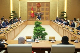 越南政府副总理陈红河会见出席“一乡一品”（OCOP）模式高级别跨区域论坛的各国农业部长和高级官员。图自越通社