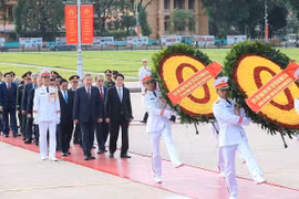 越南党和国家领导人敬献花圈 缅怀英烈 瞻仰胡志明主席遗容