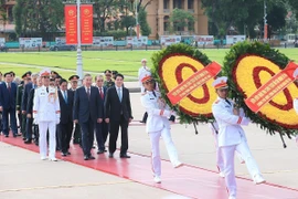 越南党和国家领导人敬献花圈 缅怀英烈 瞻仰胡志明主席遗容