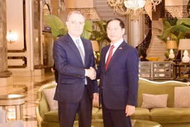 越南政府副总理、外交部长裴青山会见阿塞拜疆外交部长杰伊洪·巴伊拉莫夫。图自越通社