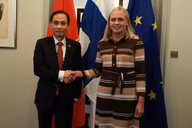 越南外交部代理部长黎怀忠会见芬兰外交部长埃琳娜·瓦尔托宁。图自nhandan.vn