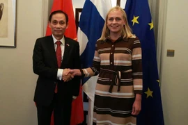 越南外交部代理部长黎怀忠会见了芬兰外交部长埃琳娜·瓦尔托宁。图自nhandan.vn