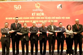越南驻德大使阮得成发和嘉宾合影。图自越通社