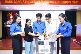 全国青年携手支持受第10号台风影响的民众。图自越通社