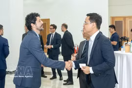 越南和意大利企业代表在论坛上进行交流。图自越通社