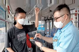 河内交通运输公司的员工使用手持设备销售和管理公交车票。图自hanoimoi.com