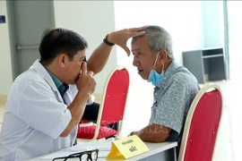 越南推进为民众开展定期健康检查。图自越通社