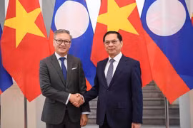越南政府副总理兼外交部长裴青山与老挝外交部长通沙万•丰威汉。图自越通社