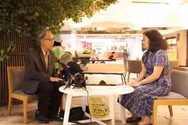泰国学者卡维·钟吉塔翁（Kavi Chongkittavorn）接受越通社驻曼谷记者采访。图自越通社