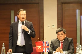 越南驻英国大使杜明雄发表讲话。图自越通社