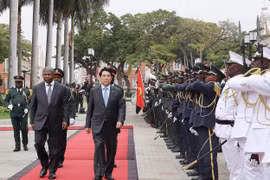 安哥拉总统若昂·洛伦索和越南国家主席梁强共同检阅仪仗队。图自越通社