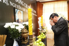 老挝人民革命党中央总书记、国家主席通伦·西苏里吊唁原国家主席陈德良。图自越通社