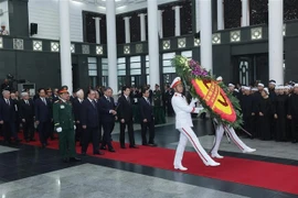 党、国家、国会、政府、越南祖国阵线各部委怀着无比沉痛的心情齐聚越南国家殡仪馆，出席为原国家主席陈德良的吊唁仪式。图自越通社