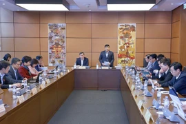 11月5日上午，国会代表分组审议了《民事执行法（修正案）》、《司法鉴定法（修正案）》、《反腐败法（修正案）》及《知识产权法（修正案）》等法律草案。图自越通社