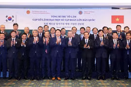 越共中央总书记苏林和韩国大型企业领导合影。图自越通社