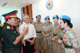 黄春战上将和澳大利亚国防部副秘书长休·杰弗里与参加联合国维和行动的越南女性军官会面。图自越通社