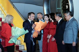 法国总统马克龙夫妇抵达河内 开始对越南进行国事访问