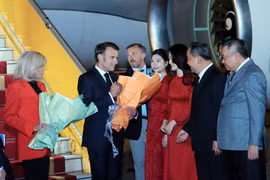 法国总统马克龙夫妇抵达河内 开始对越南进行国事访问