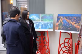 国际友人参观展览。图自越通社