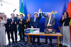 越南政府总理范明政和巴西总统路易斯·伊纳西奥·卢拉·达席尔瓦出席越南与巴西双向贸易出口协议签字仪式。图自越通社