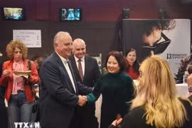 越南驻希腊大使范氏秋香和希腊官员参加越南电影周。图自越通社