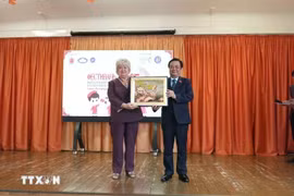 越南国会副主席黎明欢向488号高中学校赠送纪念品。图自越通社