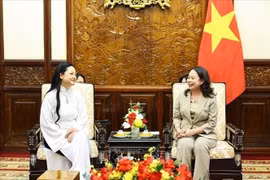 国家副主席武氏映春会见越裔女宇航员阿曼达·阮。图自越通社