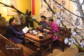 通过浸润着浓郁传统风味的文字讲述新春故事