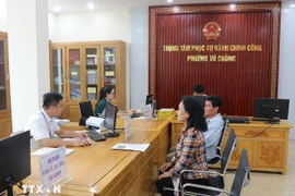 北宁省居民在武强坊行政服务中心办理行政手续。图自越通社