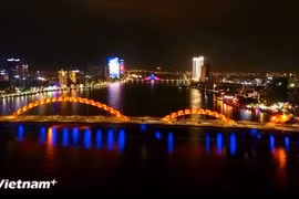 岘港市翰江两岸的夜晚。图自Vietnam+