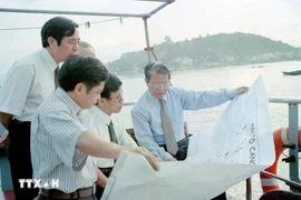 陈德良主席视察下龙湾规划，确保经济发展和保护环境景观（1997年10月15日）。图自越通社