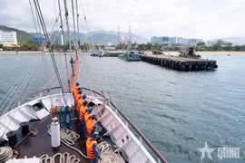 越南人民海军黎贵敦286号帆船抵达芽庄港，圆满结束了2026年远洋航行训练和国防外交之旅。图自qdnd.vn