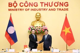 越南工贸部部长阮鸿延和老挝工贸部部长玛莱通·贡马西。图自moit.gov.vn