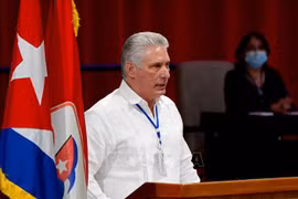 巴共和国主席、古巴共产党第一书记米格尔·迪亚斯-卡内尔·贝穆德斯和劳尔·卡斯特罗。图自新华社/越通社