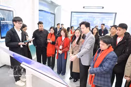 越南五个省市青年代表团参观中国—东盟人工智能应用合作中心。图自越通社）