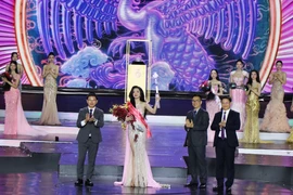 何竹玲加冕2024年越南小姐冠军