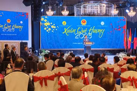 范明政总理与夫人出席旅捷越南人社群的家乡之春活动