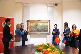 越共中央总书记苏林夫人吴芳璃出席画展开幕式。图自越通社
