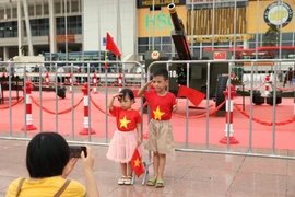 首都人民与游客与礼炮合影，心情无比兴奋