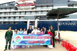 国际游客抵达归仁港。图自越通社