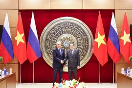 越南国会主席陈青敏与俄罗斯国家杜马主席举行会谈