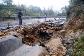 胡志明公路广治省路段发生山体滑坡。图自越通社