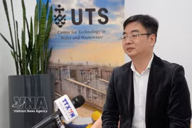 悉尼科技大学（UTS）环境与水资源中心主任、澳大利亚越南知识分子与专家协会（VASEA）主席严德龙教授接受越通社驻悉尼记者的采访。图自越通社
