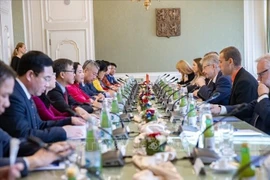 国会副主席阮氏清和越南国会代表团会见捷克参议院议长米洛什‧维斯特奇尔。图自越通社