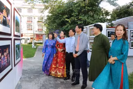 越南文化体育旅游部副部长胡安峰参观摄影展。图自越通社