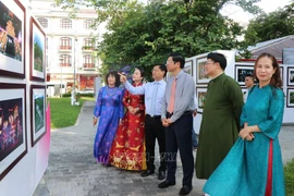 越南文化体育旅游部副部长胡安峰参观摄影展。图自越通社