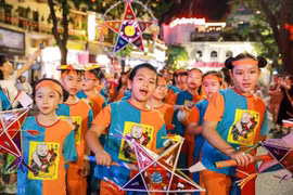 “圆月之夜”灯笼游行活动吸引数万名儿童和市民参与。图自越通社