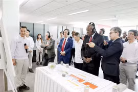 古巴全国人民政权代表大会主席探访兴安省升龙Ⅱ号工业区。图自越通社