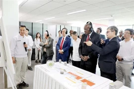 古巴全国人民政权代表大会主席探访兴安省升龙Ⅱ号工业区。图自越通社